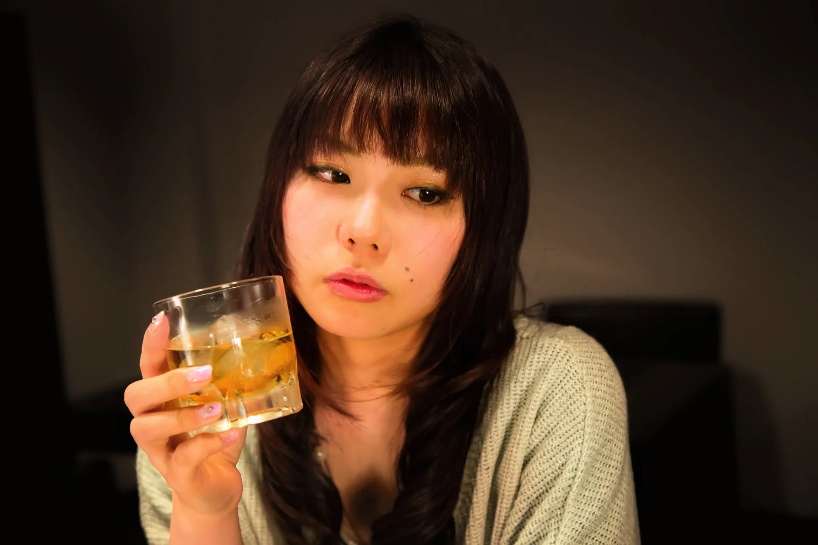 心が疲れている女性のイメージ