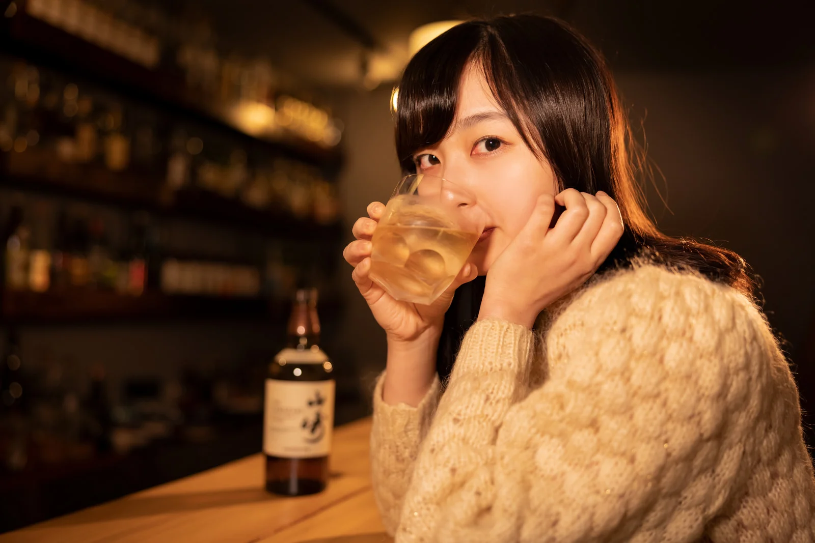真剣な表情で話を聞く女性