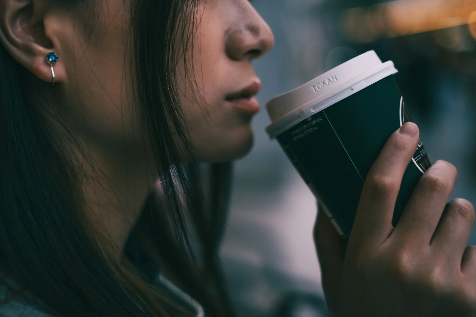 スタッフ控室で休憩する女性