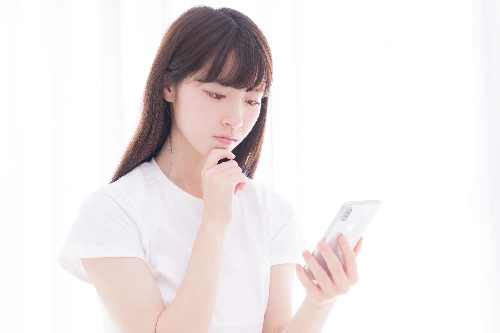LINEの内容に悩んでいる女性