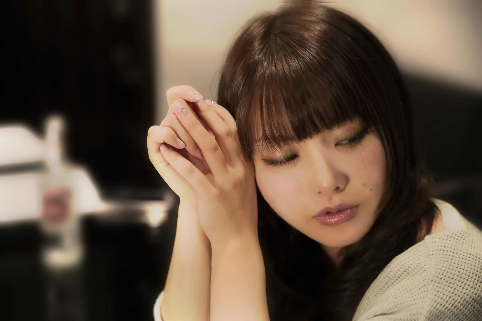 色恋営業の注意ポイントを考える女性