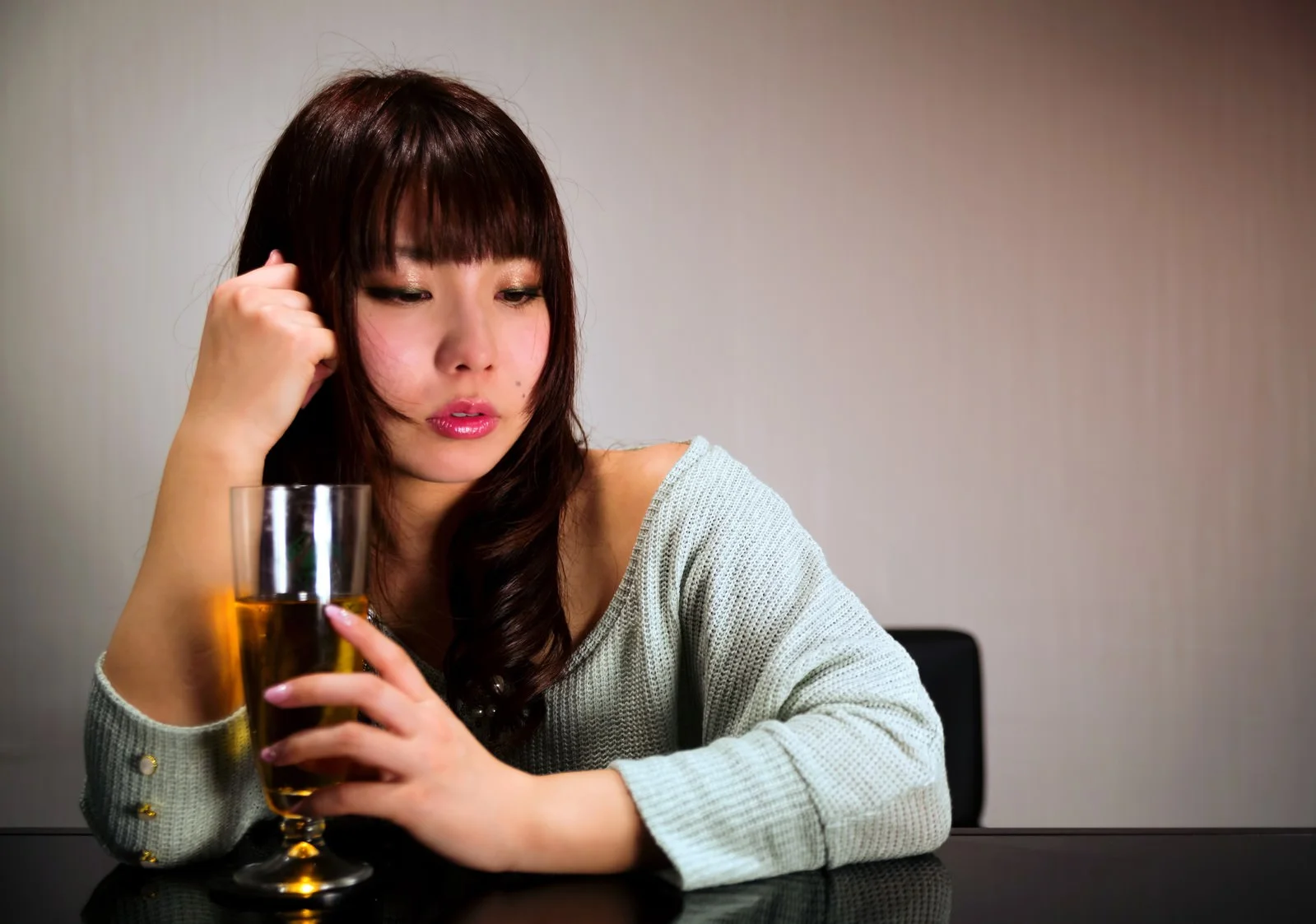 気まずそうな女性の写真