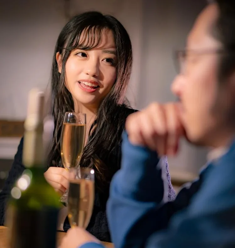 お客様との会話中の笑顔のホステス