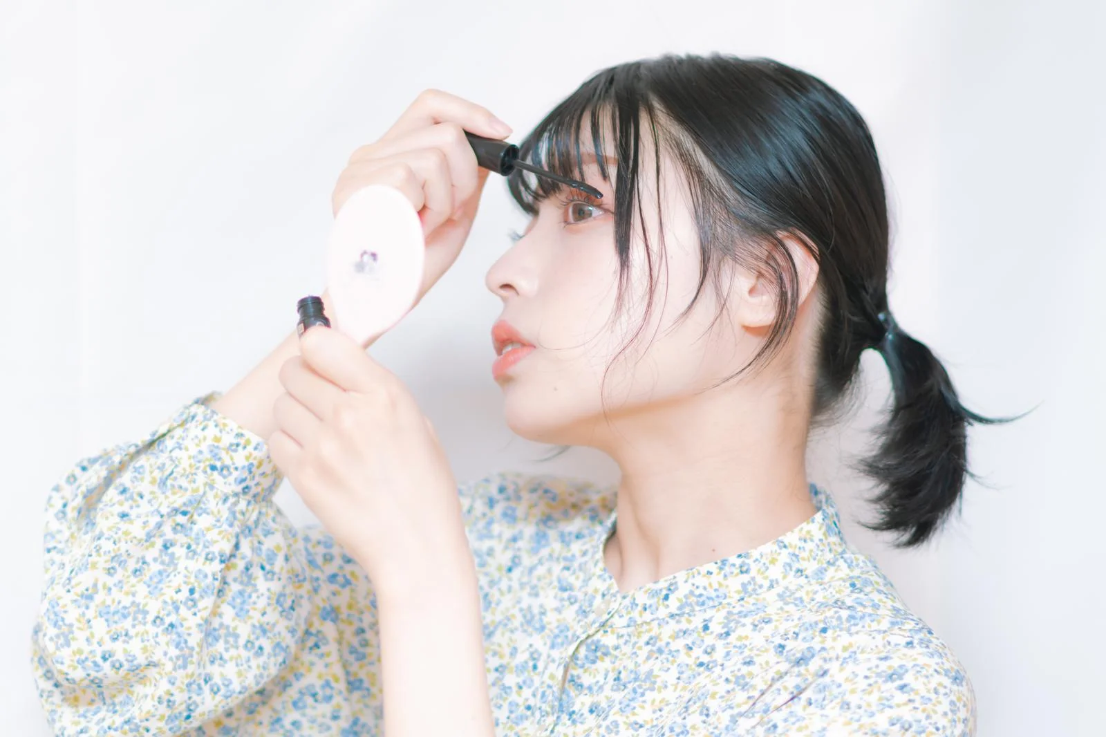 自分磨きをしている女性