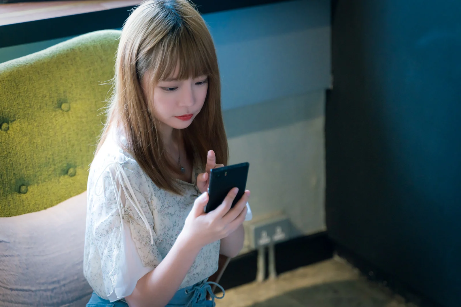 不安な気持ちで情報を探す女性