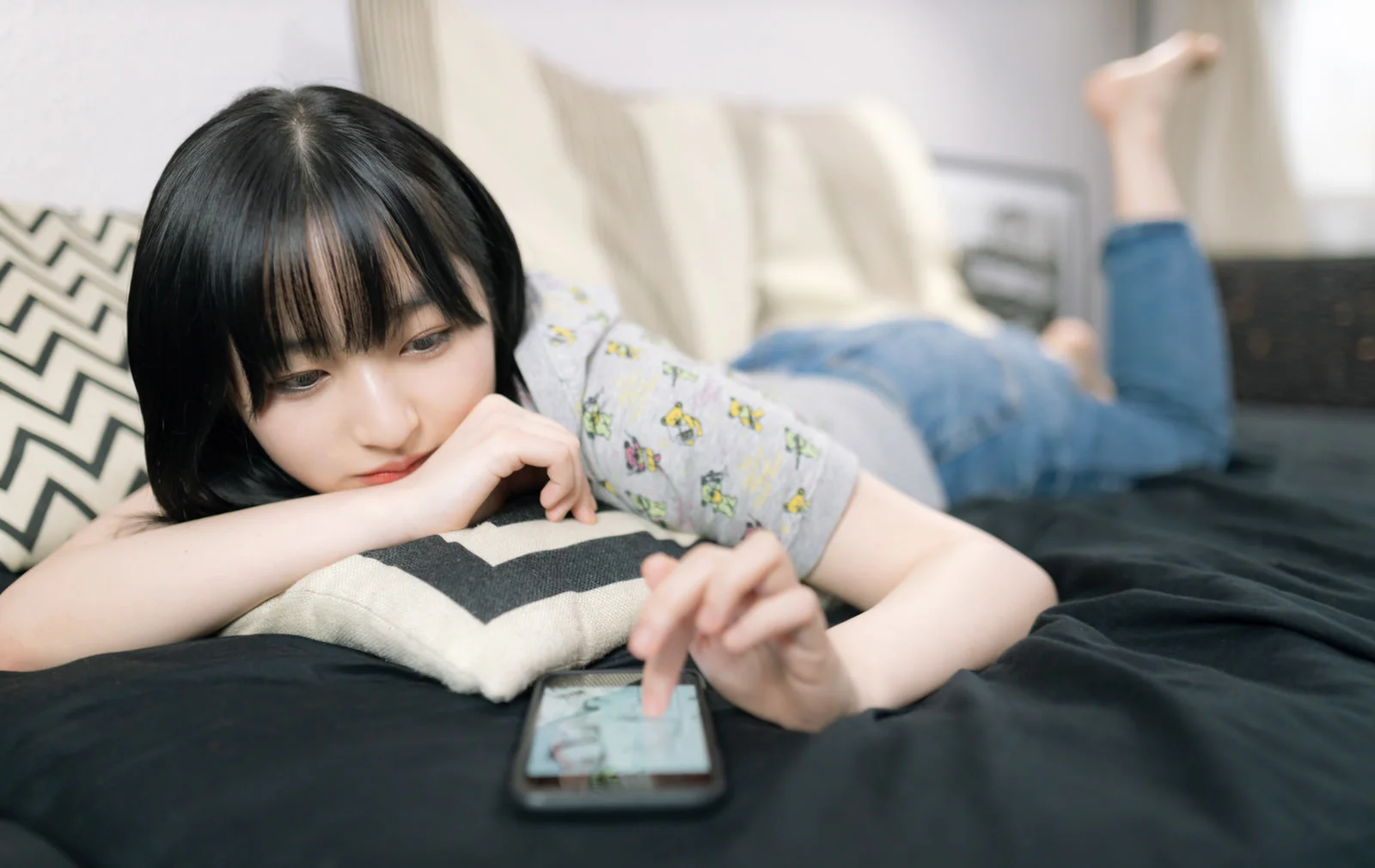 お店選びをしている女性
