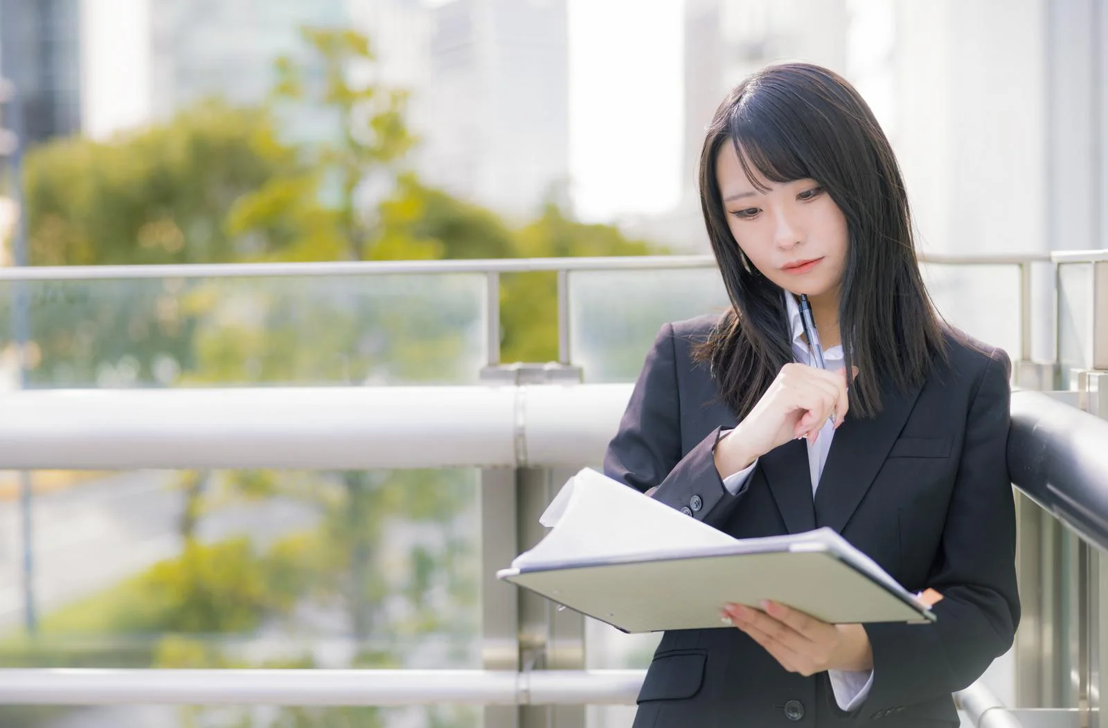 副業がバレないか心配する人
